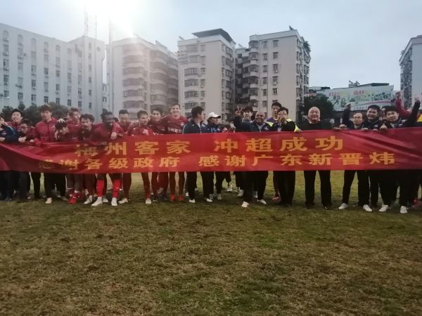 该媒体表示，由于加维的长期缺阵，让巴萨寻求冬窗在这个位置上进行补强，哈维此举一方面是补强阵容，另一方面也是在检验巴萨高层能给自己多大支持。